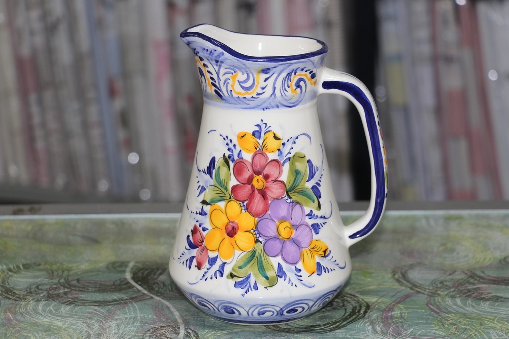 Jarro de Cerâmica de Estilo Regional