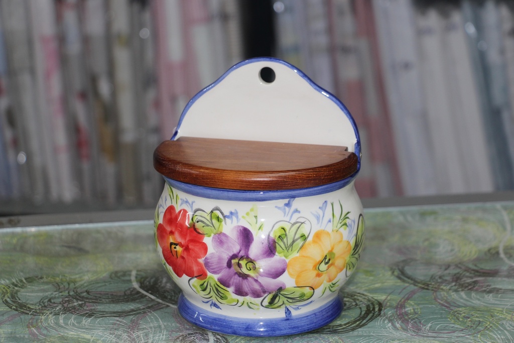 Saleiro de Parede em Cerâmica com Tampa de Madeira