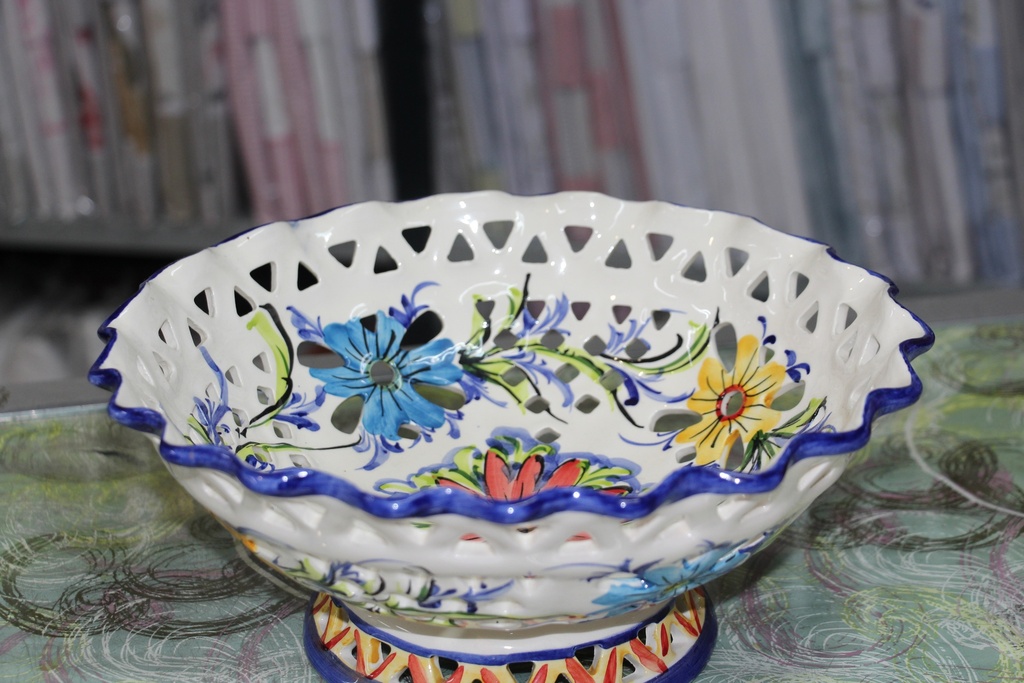 Fruteira em Cerâmica Trabalhada e Floral