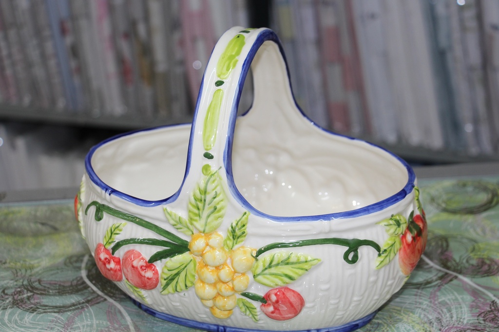 Cesto de Cerâmica Decorativo com Relevos de Frutos