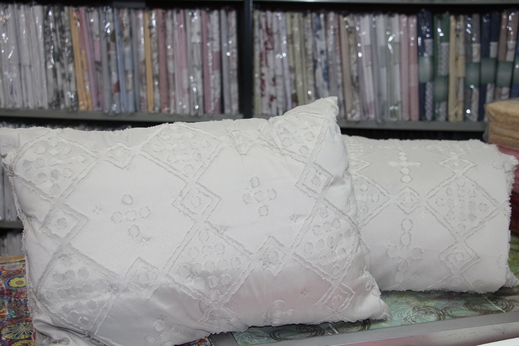 Conjunto de Almofada e Edredon Branco com Padrão em Relevo