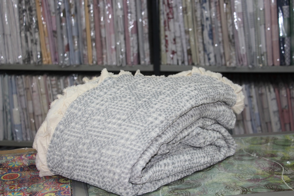 Manta Decorativa Texturada Cinza com Folho Creme