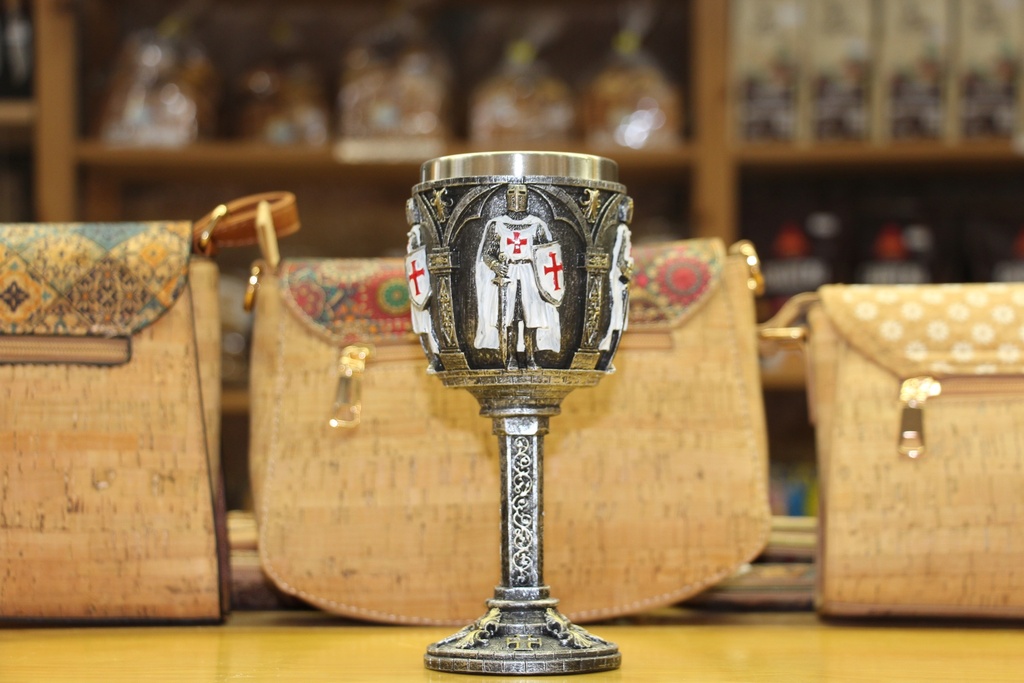 Cálice Medieval Decorativo – Cavaleiro Templário com Manto Branco