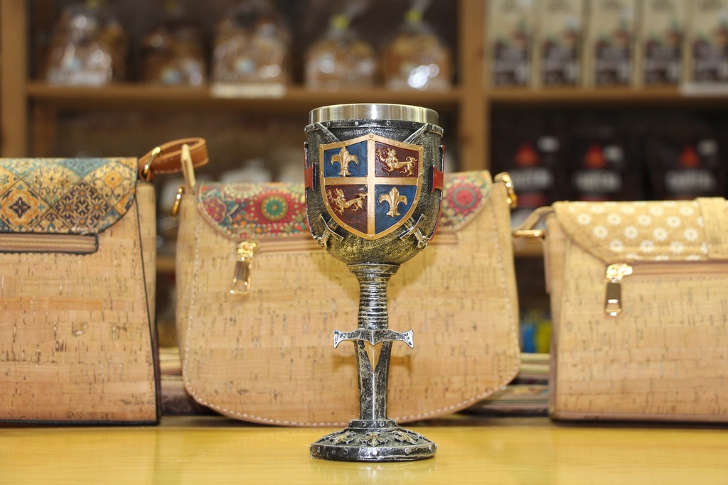 Cálice Medieval Decorativo – Escudo Heráldico e Espadas Cruzadas