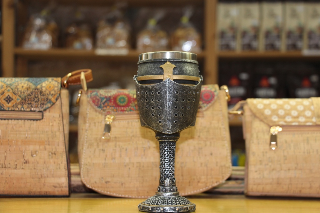 Cálice Medieval Decorativo – Elmo de Cavaleiro e Cota de Malha