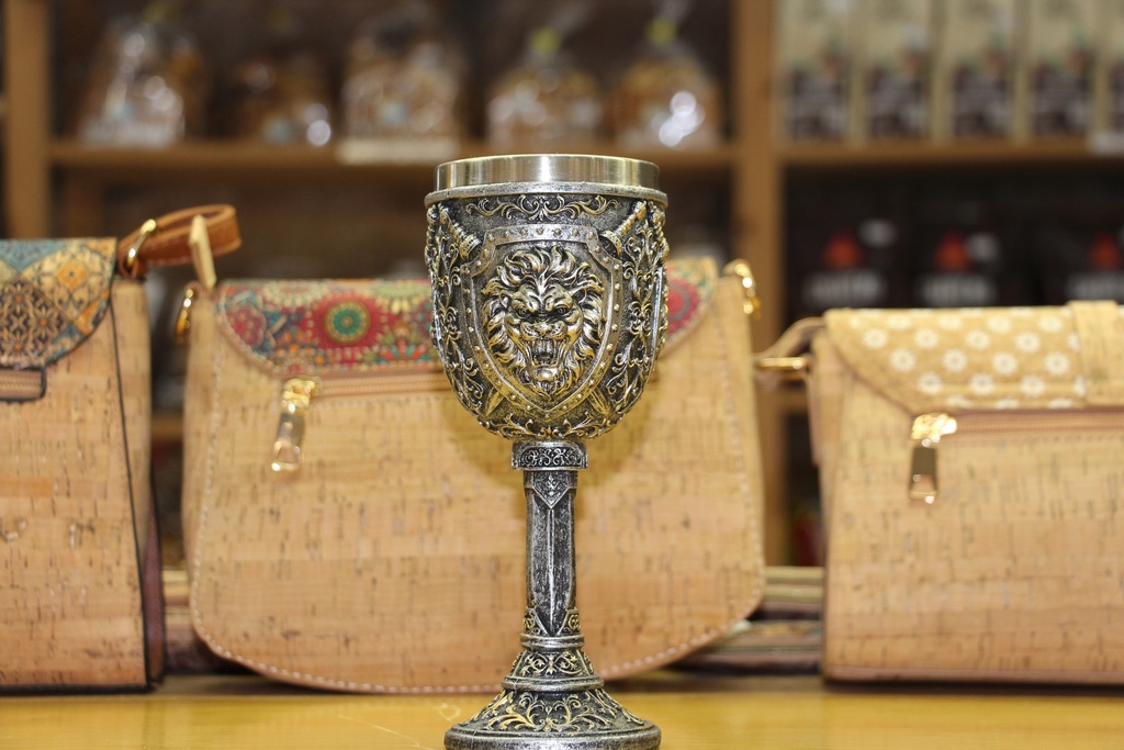 Cálice Medieval Decorativo – Leão Real e Espadas