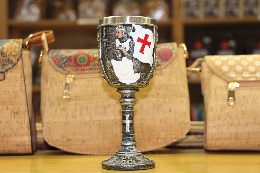Cálice Medieval Decorativo – Cavaleiro Templário em Oração