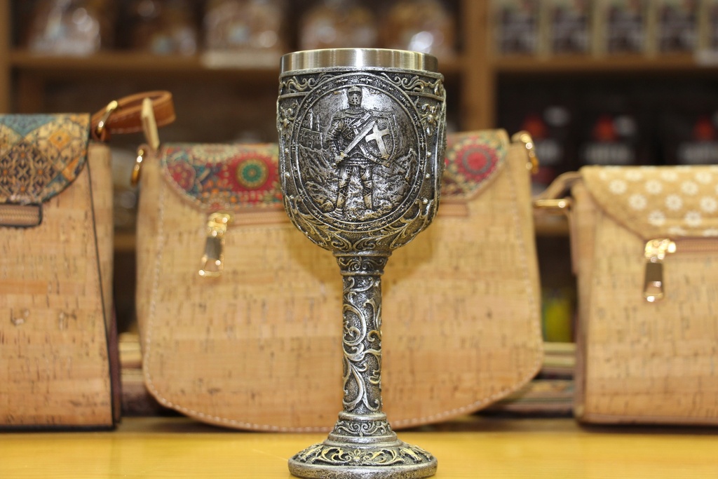 Cálice Medieval Decorativo – Cavaleiro em Armadura e Castelo