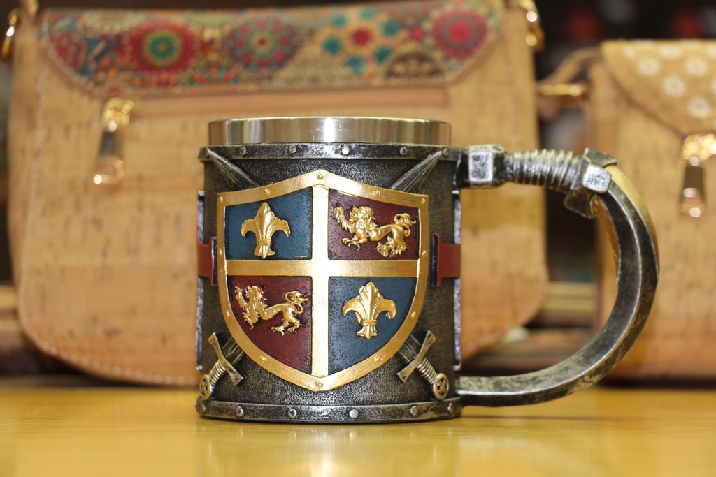 Caneca Medieval Decorativa – Escudo Heráldico e Espadas
