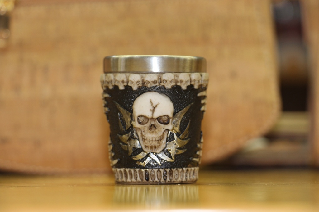 Copo de Shot Gótico – Caveira Alada e Muralha de Crânios