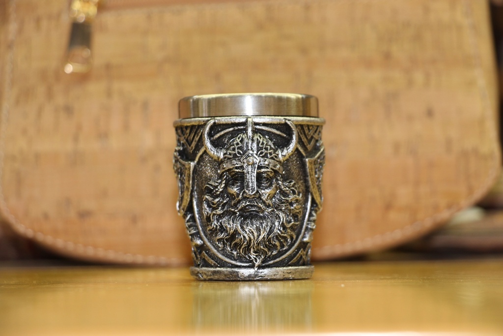 Copo de Shot Gótico – Crânio e Padrão de Ossos