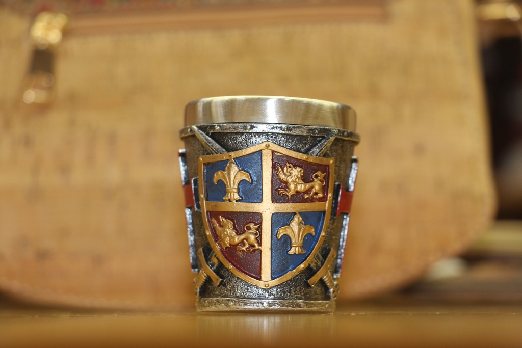 Copo de Shot Medieval – Escudo Heráldico e Espadas