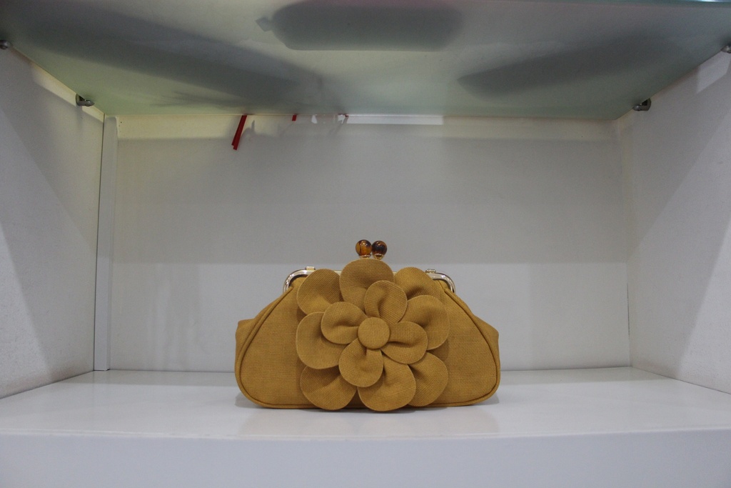Clutch Vintage de Mostarda com Flor e Fecho