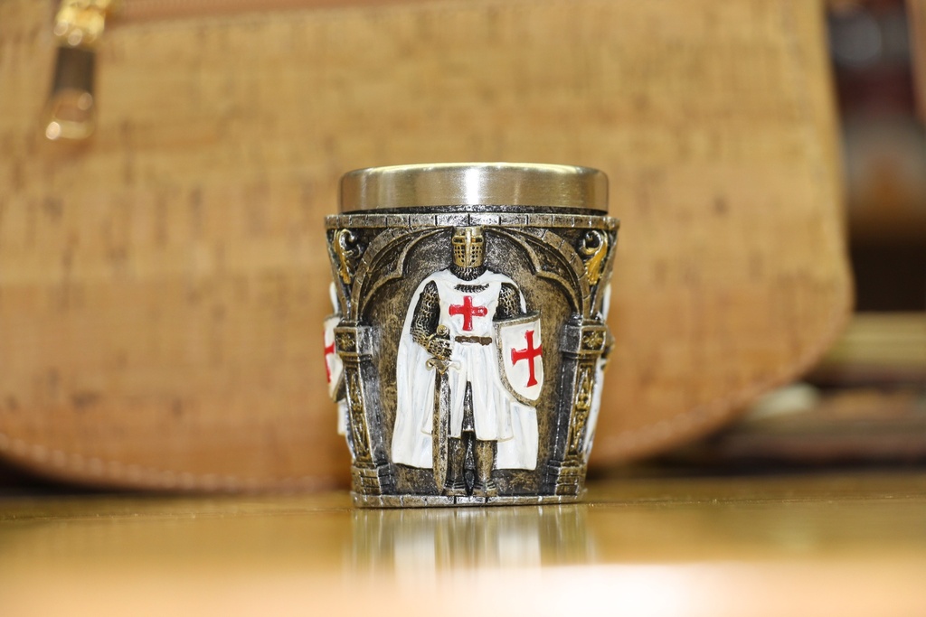 Copo de Shot Medieval – Cavaleiro Templário sob Arcos Góticos