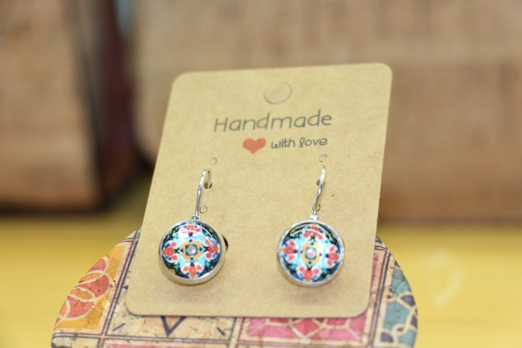 Brincos de Cabochão Artesanais – Padrão Étnico Colorido