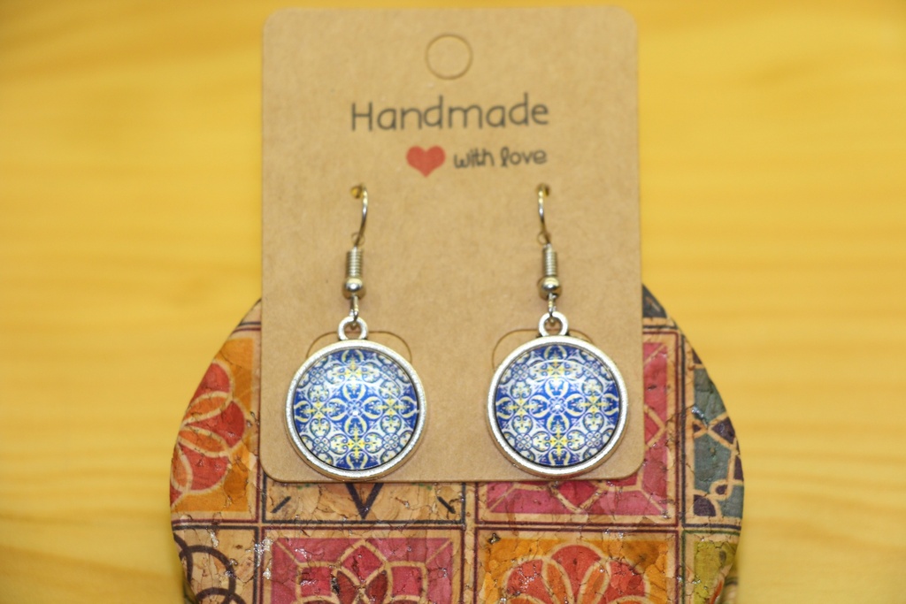 Brincos de Cabochão Artesanais – Padrão Azulejo Português