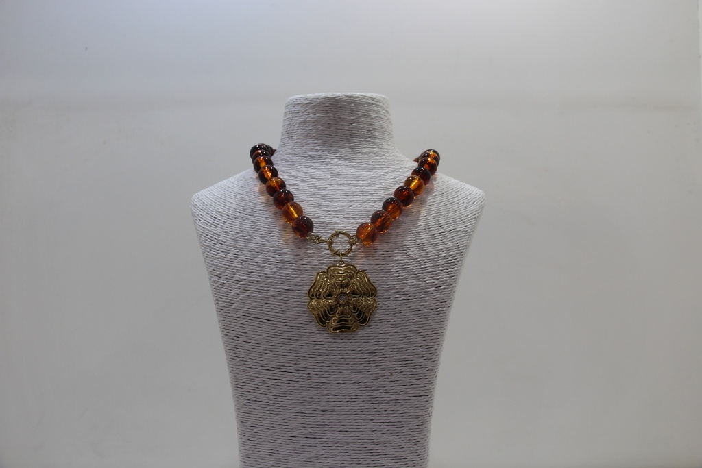 Colar de Contas Âmbar com Pendente Floral em Ouro Envelhecido