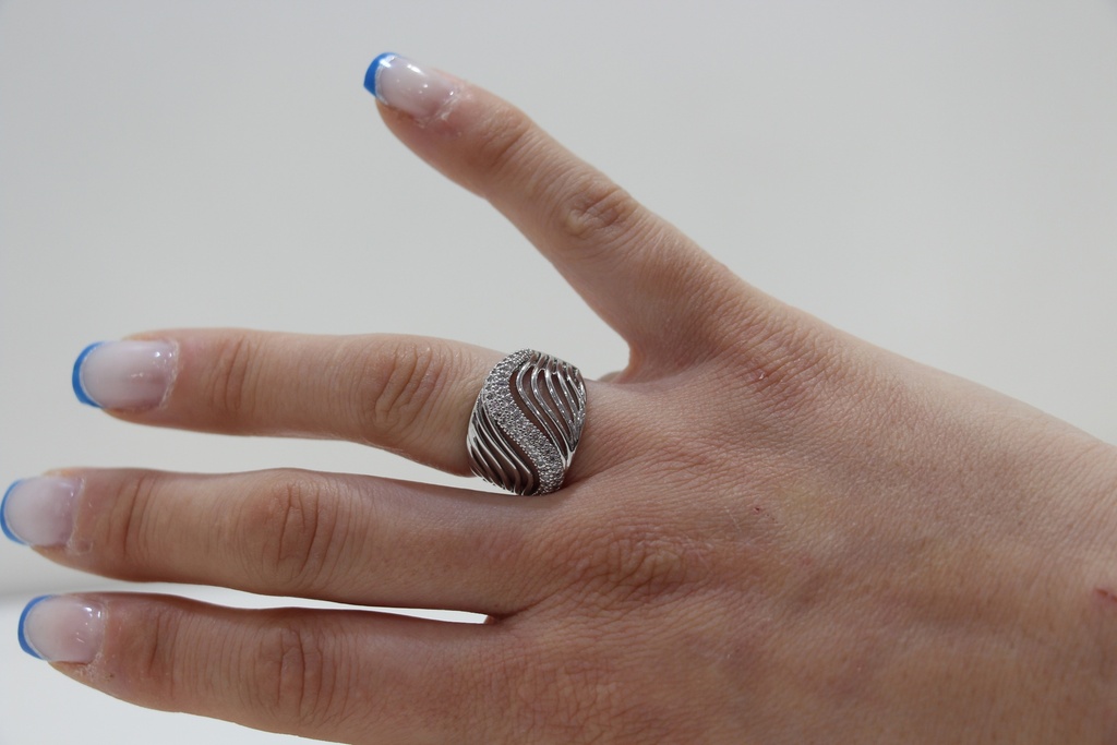 Anel "Silver Wave" – Design Ondulado com Zircónias
