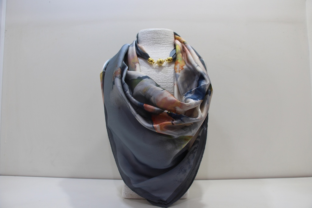 Lenço Colar "Abstract Bloom" – Efeito Acetinado com Adorno Dourado