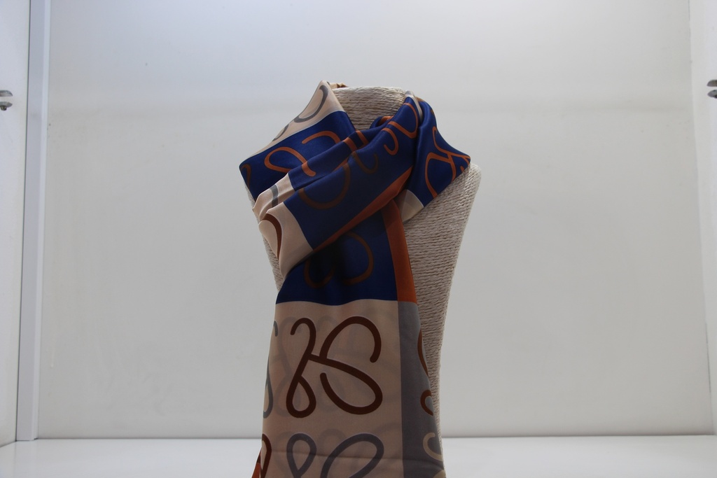 Lenço Acetinado "Geometric Script" – Design Azul e Bege