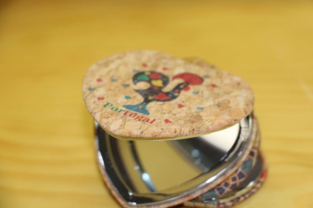 Espelho de Mala em Cortiça – Formato Coração com Galo de Barcelos