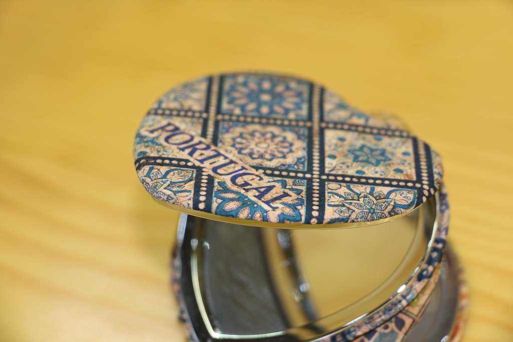 Espelho de Mala em Cortiça – Coração com Padrão de Azulejos