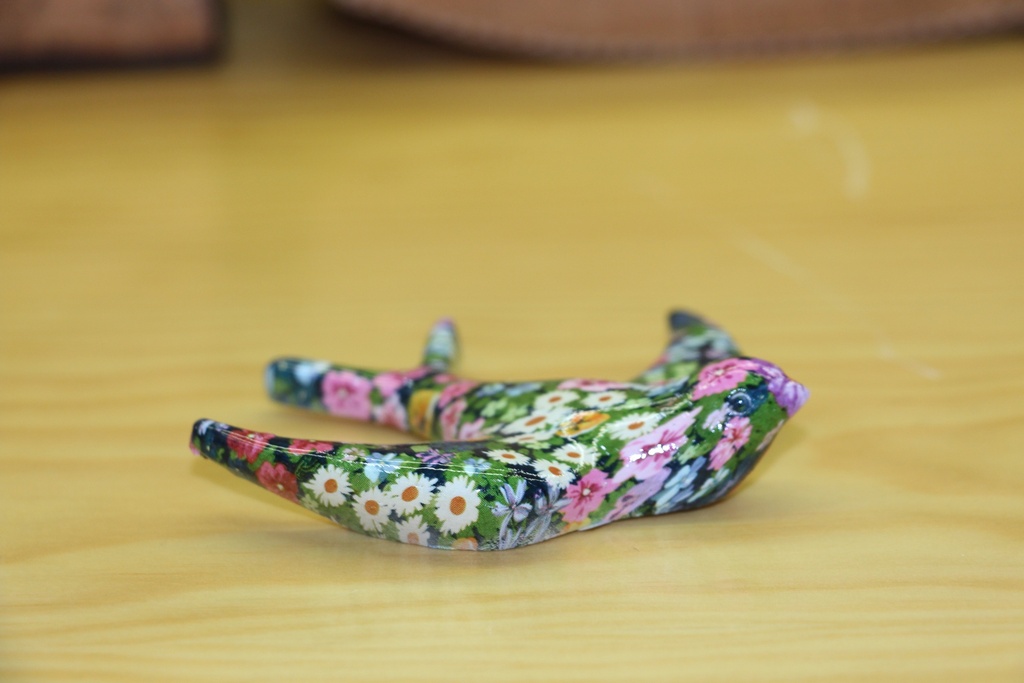 Andorinha Decorativa – Pintada à Mão com Padrão Floral