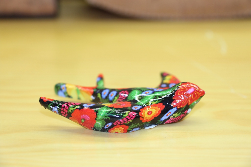 Andorinha Decorativa Pintada à Mão – Padrão Floral Fundo Negro