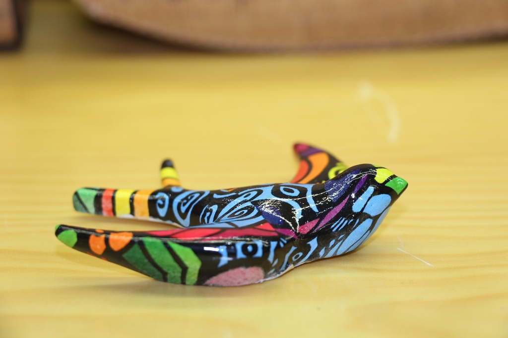 Andorinha Decorativa Pintada à Mão – Padrão Abstrato Multicolorido