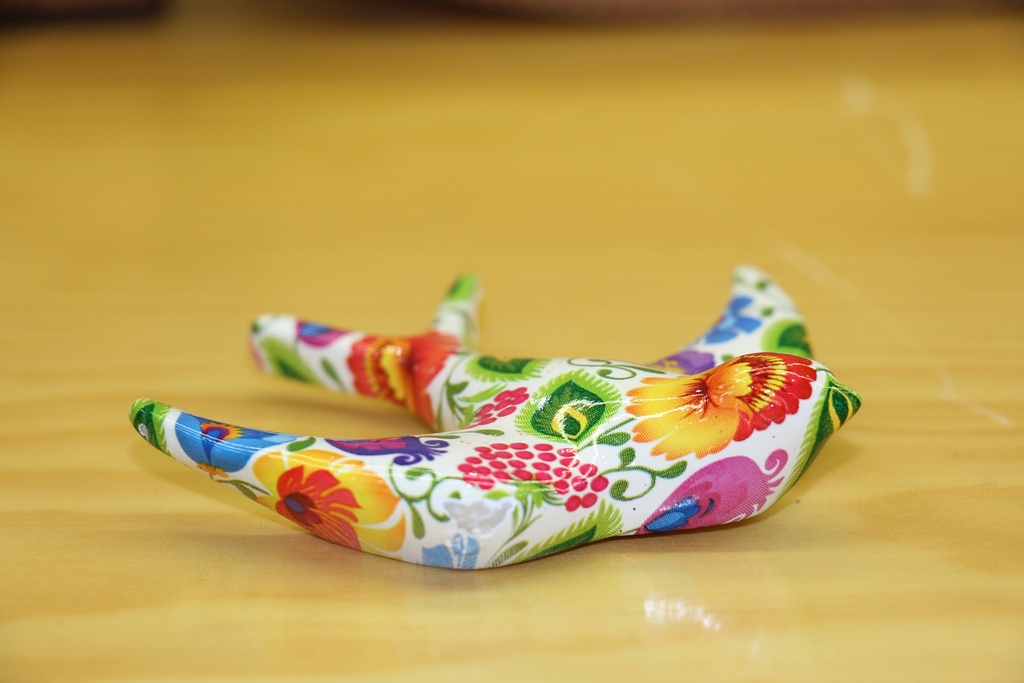 Andorinha Decorativa Pintada à Mão – Padrão Floral Tradicional em Fundo Branco