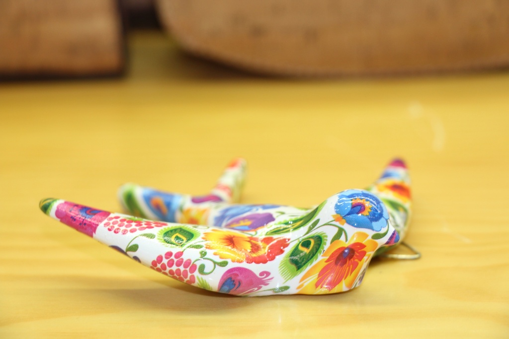 Andorinha Decorativa Média – Padrão Floral Folclórico em Fundo Branco