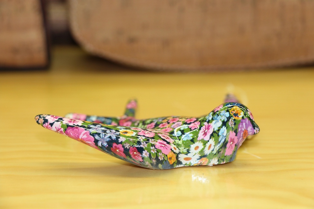 Andorinha Decorativa Média Pintada à Mão – Padrão Floral Vibrante