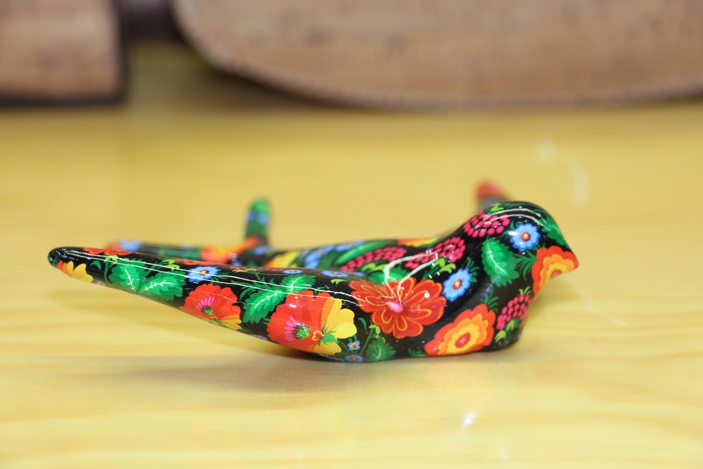 Andorinha Decorativa Média Pintada à Mão – Fundo Negro e Floral Folclórico