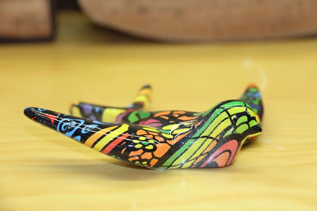 Andorinha Decorativa Média Pintada à Mão – Padrão Abstrato de Estilo Vitral