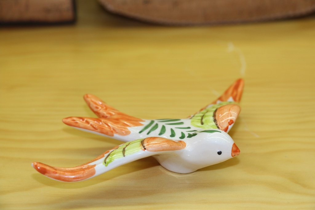 Andorinha Decorativa em Cerâmica – Fundo Branco com Pinceladas Laranja e Verde