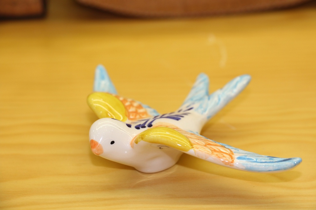 Andorinha Decorativa em Cerâmica – Fundo Branco com Pinceladas em Tons Pastel e Azul