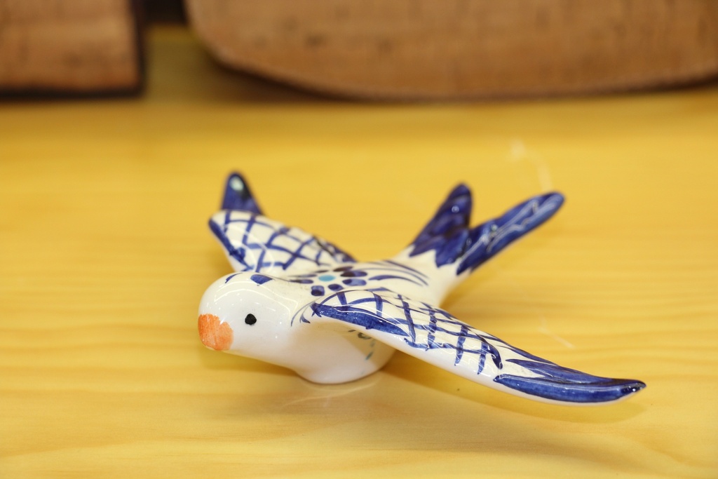 Andorinha de Cerâmica Pintada à Mão em Azul e Branco