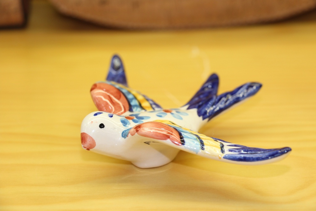 Andorinha de Cerâmica Pintada à Mão em Azul, Vermelho, Amarelo e Branco