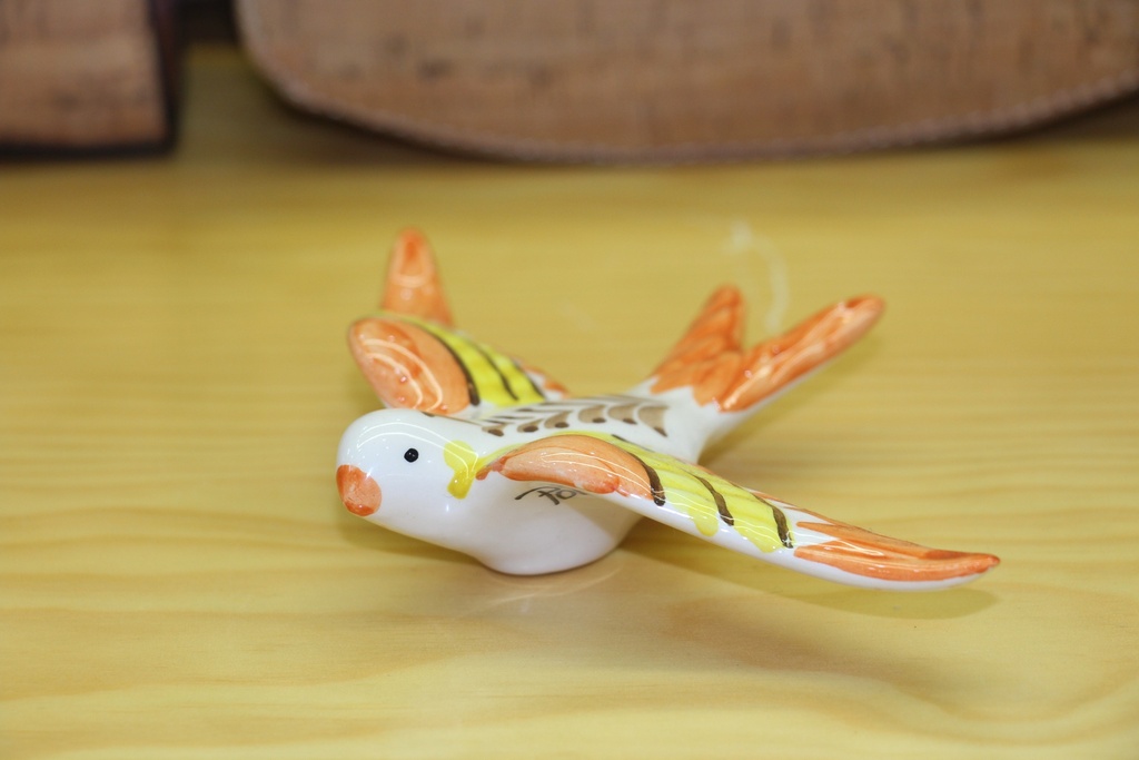 Andorinha de Cerâmica Pintada à Mão em Laranja, Amarelo, Castanho e Branco