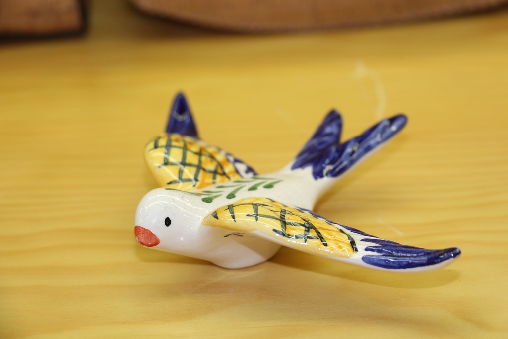 Andorinha de Cerâmica Pintada à Mão em Azul, Amarelo, Verde e Branco
