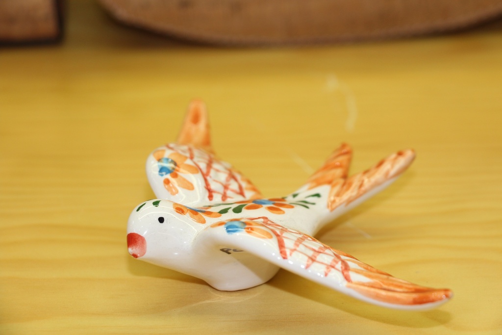 Andorinha de Cerâmica Pintada à Mão em Laranja, Azul, Verde e Branco