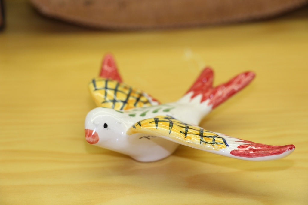 Andorinha de Cerâmica Pintada à Mão em Vermelho, Amarelo, Verde e Branco