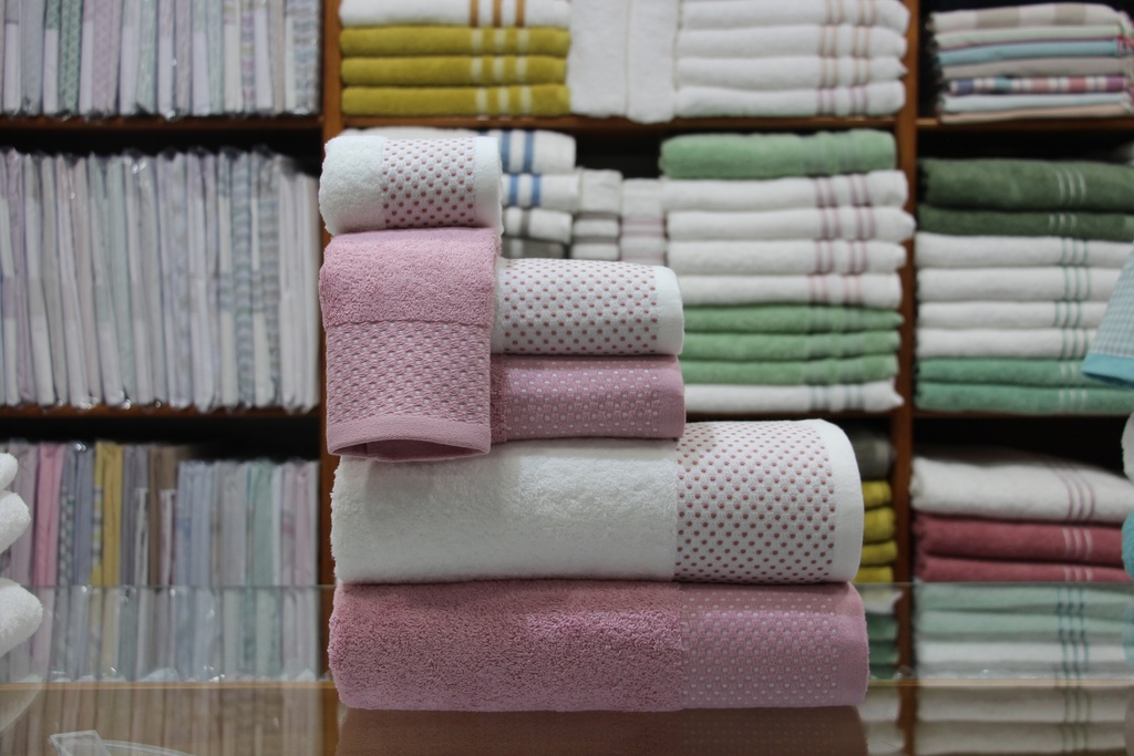 Jogo de Toalhas de Felpo Rosa Seco com Barra de Bolinhas