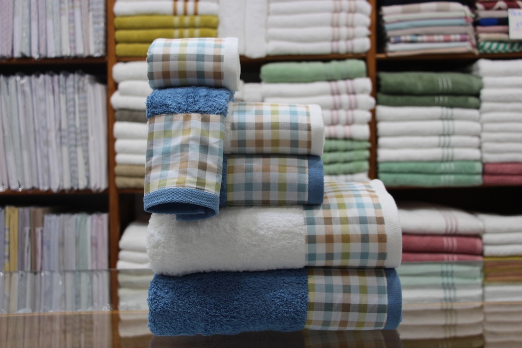 Jogo de Toalhas de Felpo Azul Médio com Barra em Xadrez Colorido