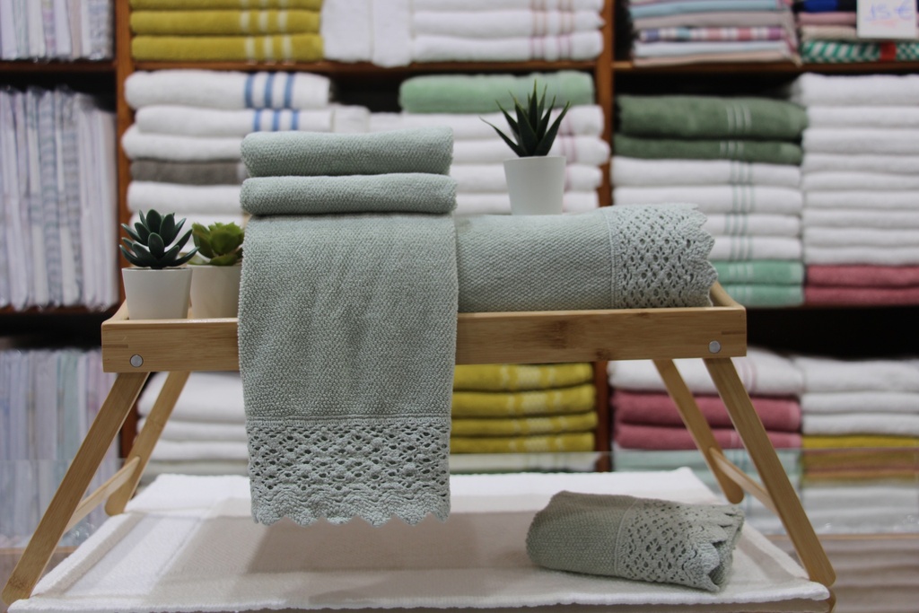 Jogo de Toalhas de Banho em Verde Água com Barra de Renda Trabalhada