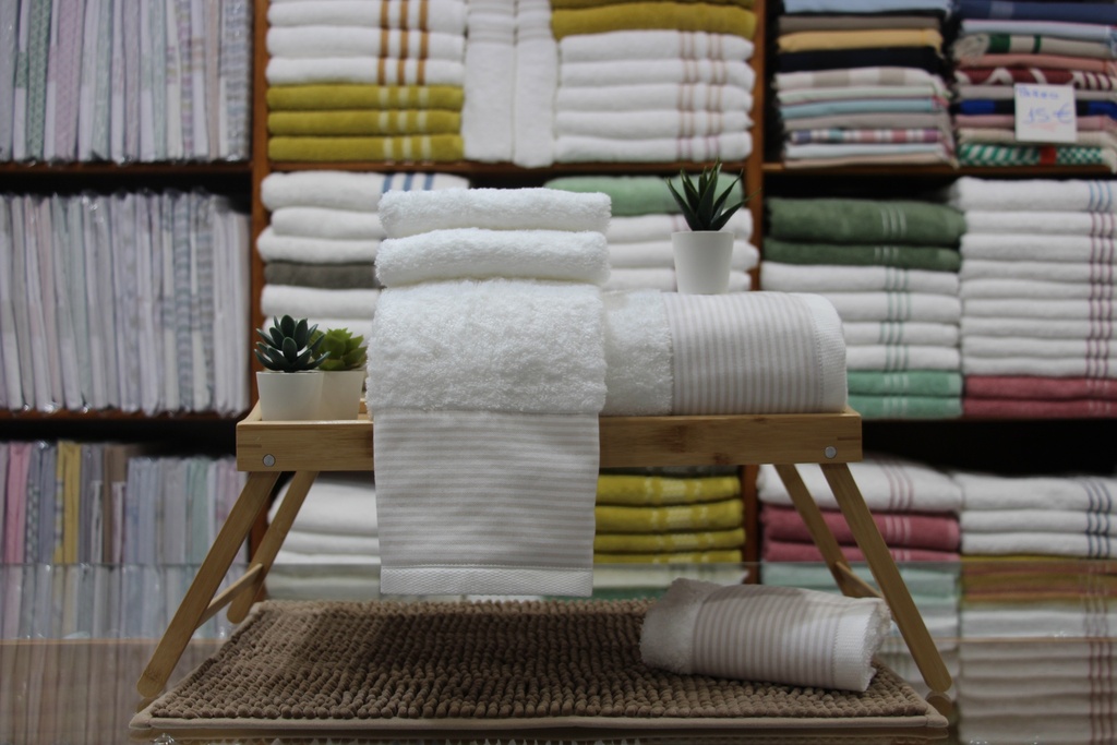 Jogo de Toalhas de Felpo Branco com Barra Bordada em Pontilhados