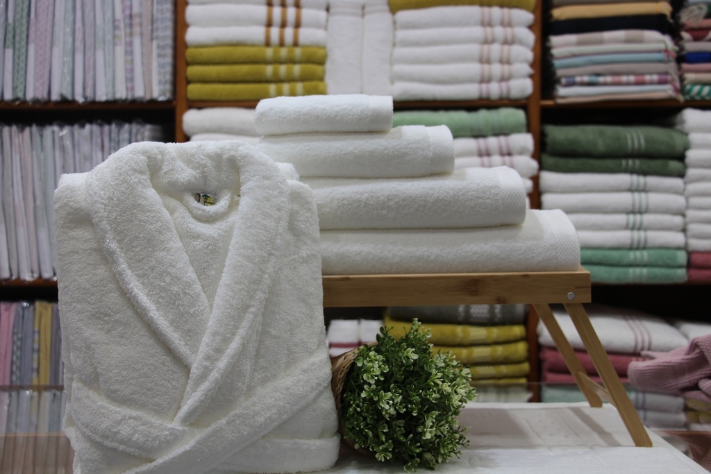 Conjunto de Roupão e Jogo de Toalhas em Felpo Branco Premium