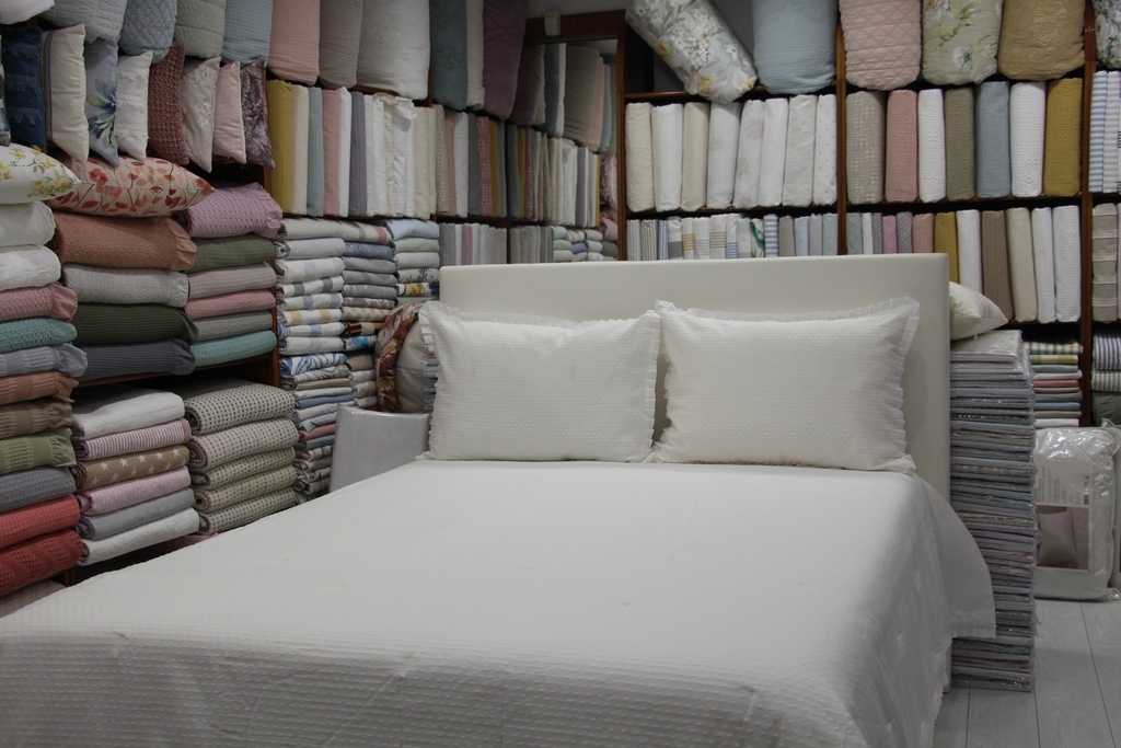 Conjunto de Colcha de Verão e Fronhas em Branco Total com Textura de Pontilhados