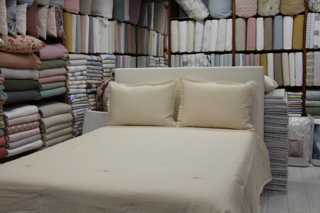 Conjunto de Colcha de Verão e Fronhas em Bege Creme com Textura Canelada