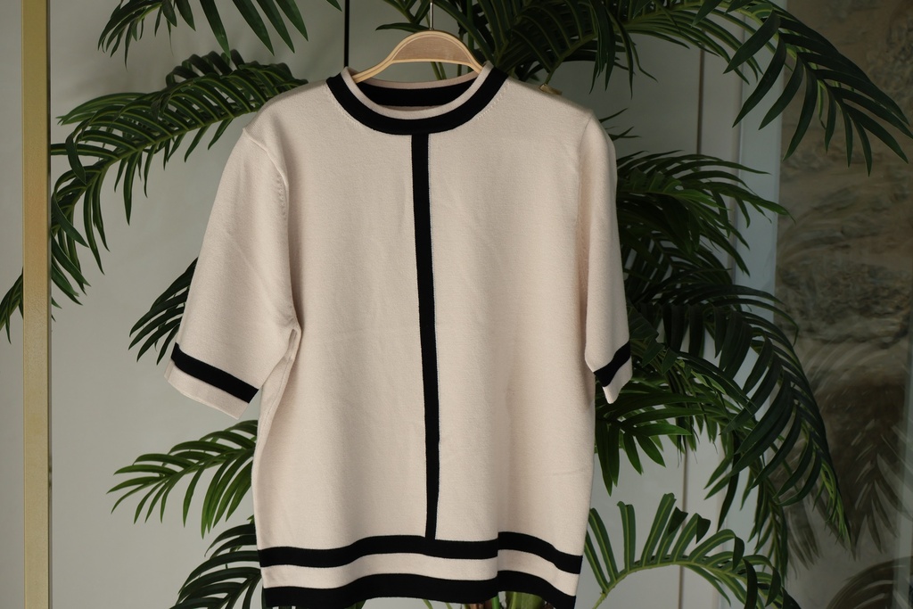 Camisola em Malha Fina "Minimalist Contrast" com Detalhes Geométricos